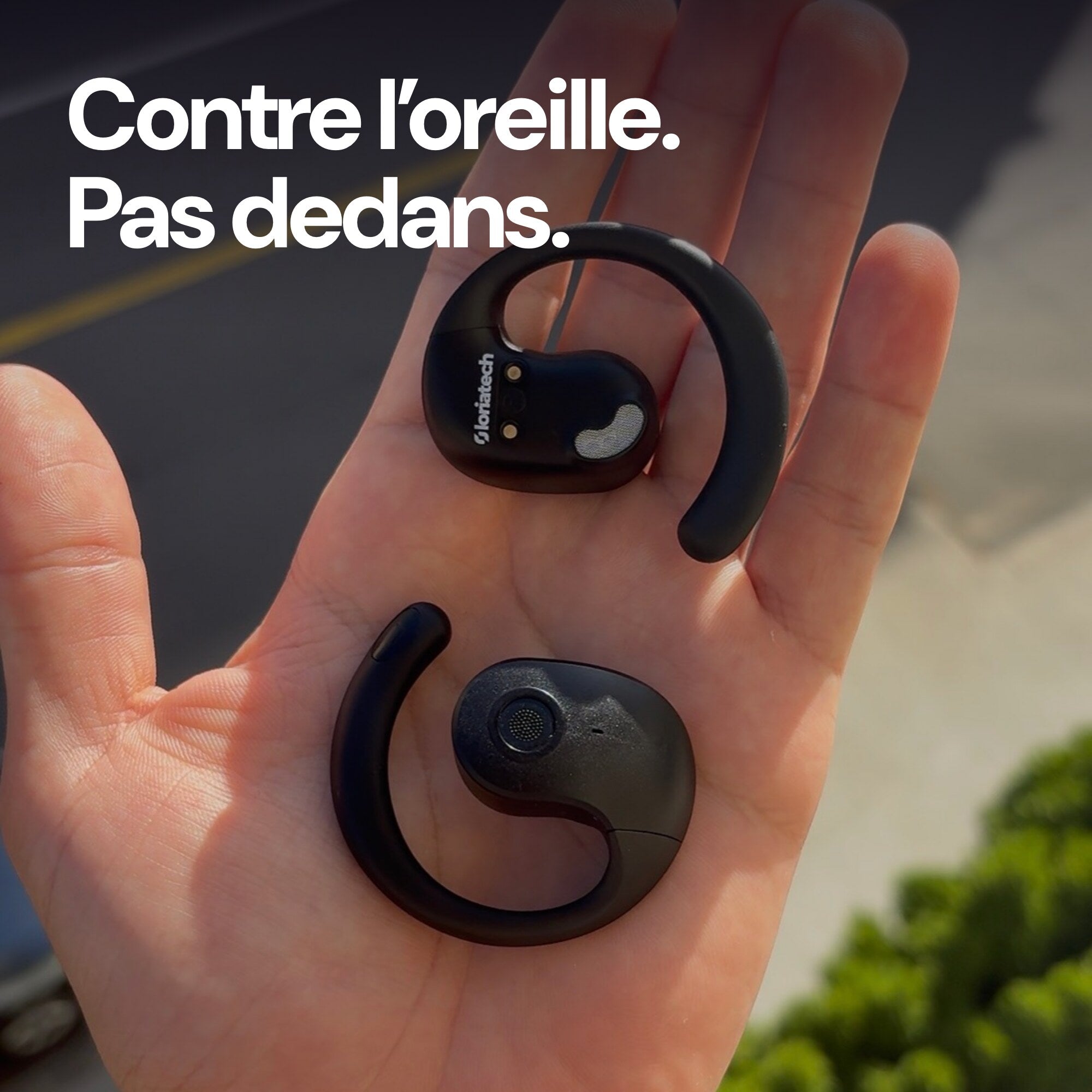 Les écouteurs se posent contre l’oreille, pas dedans